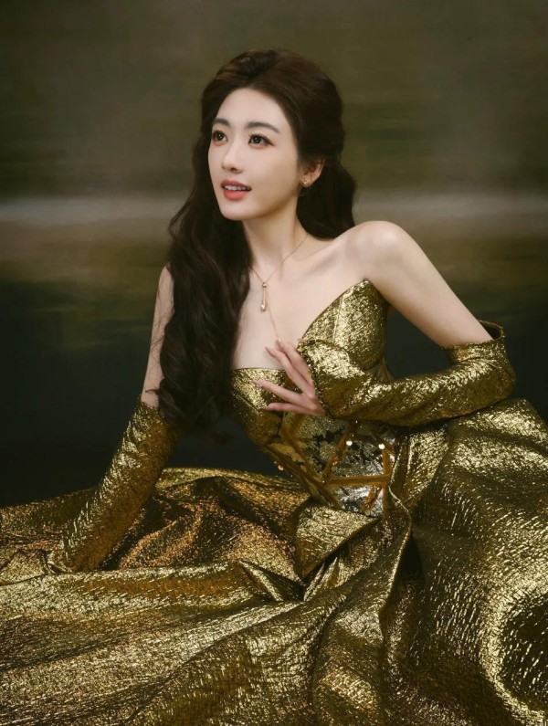 孙乐言鎏金礼裙惊艳出圈，礼裙勾勒出曼妙身材，美奂绝伦都不为过