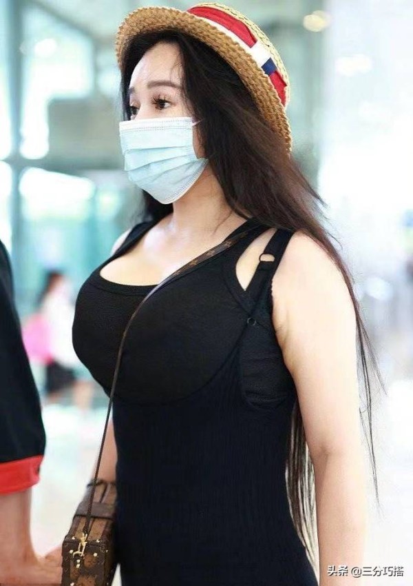 冉莹颖穿衣挺大胆，这类身材还穿得这么紧，衬得邹市明衣品变出众