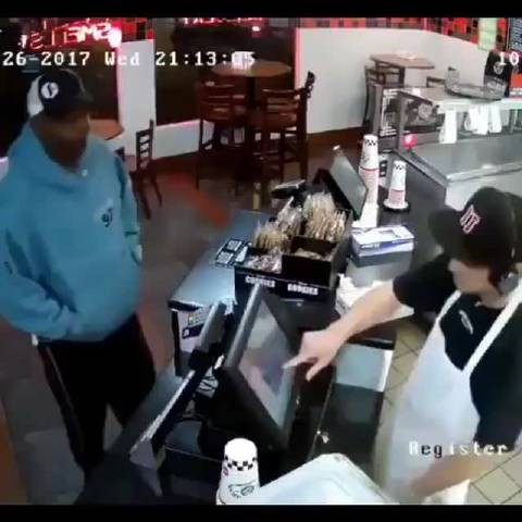 美国日常,黑蜀黍来零元购,不稀奇,但这位收银小哥淡定到了这个程度,少见