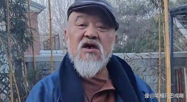 68岁演员李琦退休后街头卖烤串，开50元一串，网友：天价烤肉