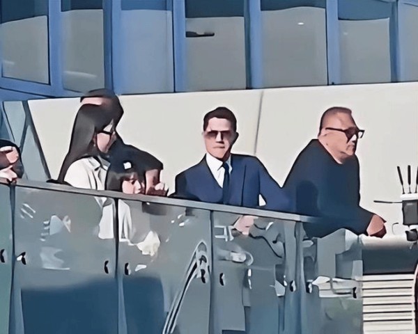 方媛现身沙田马场！3胎后陪郭富城赛马，教两个女儿比耶拍照