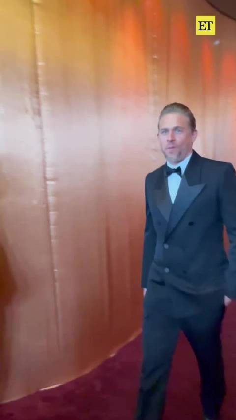 Charlie Hunnam亮相评论家选择奖，穿Balenciaga特别定制