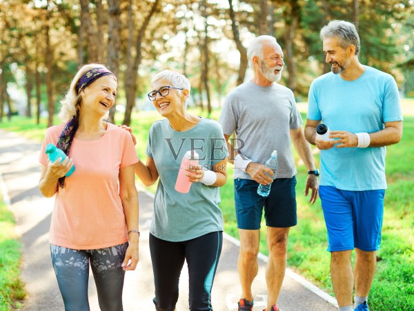 户外老年健身男女<a target=