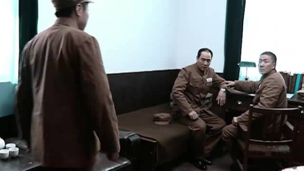 亮剑：丁伟被授少将军衔，李云龙孔捷不服气，贴脸挖苦太逗！