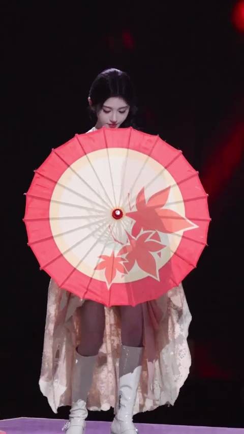 鞠婧祎舞台获赞爆曲制造机