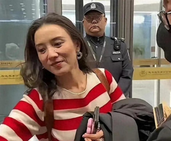 偶遇宋佳机场素颜!法令纹明显皮肤松弛,岁月痕迹藏不住