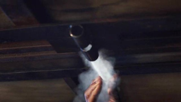 两人设计富婆侵吞她的财产 扑克脸