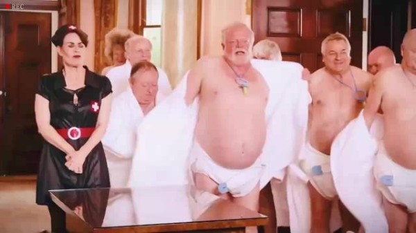 这座养老院的老人爱穿纸尿裤，年轻漂亮的护士接受不了