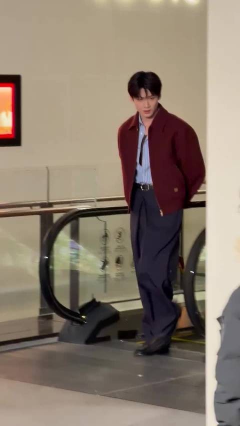 白敬亭路易威登活动造型引热议,身高视觉差成焦点