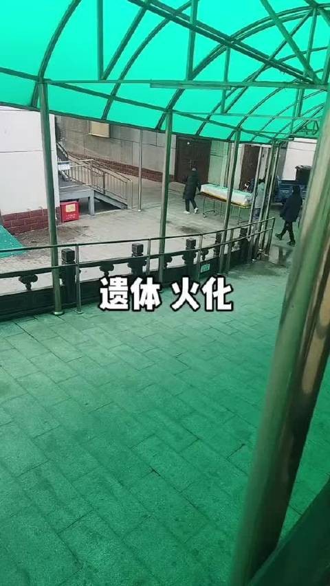 何晴告别仪式结束后：遗体被拉去火化，唯一儿子捧骨灰好庄重