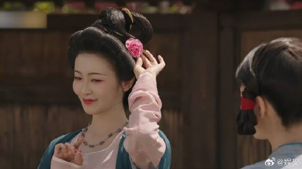 小妾长得灵动水嫩 头戴鲜花打扮,衬得清雅高贵