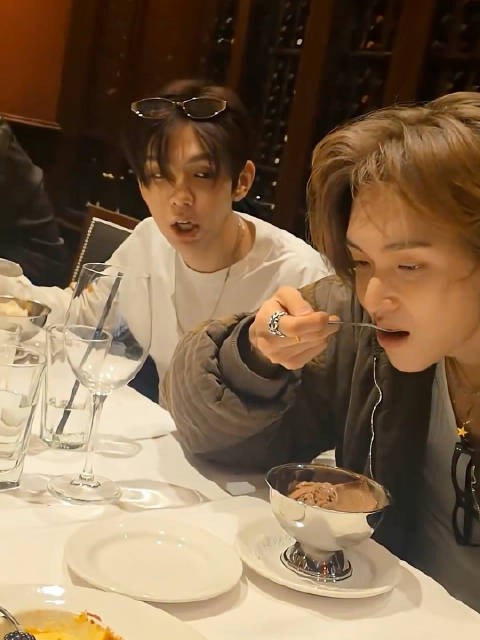 直拍男友吃饭 放大！