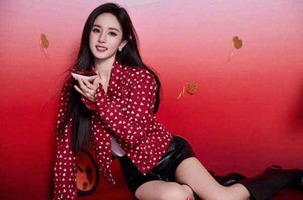 杨幂身姿曼妙，曲线迷人。