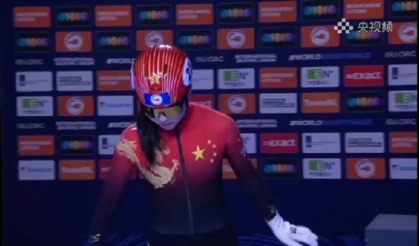 公俐1500FA亮相镜头扫到Lina淡定应援