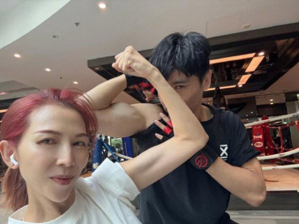 蔡少芬和张晋比肌肉，手臂线条明显有力量感，蒋欣评论区吃狗粮