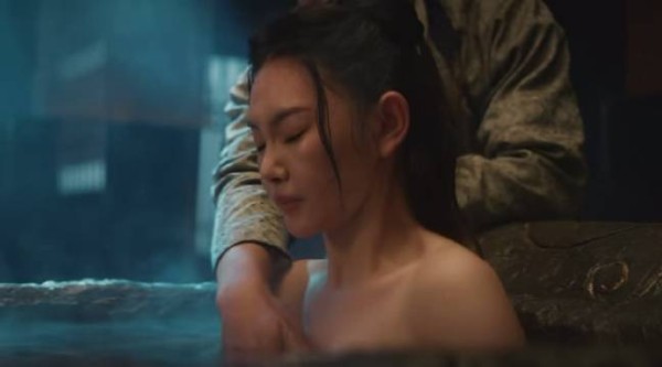 白天高高在上的女帝，晚上却被圈养在狗窝