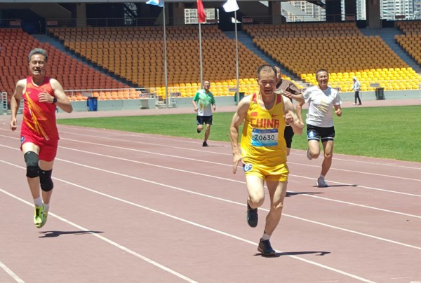 公司员工在赛场挥洒汗水