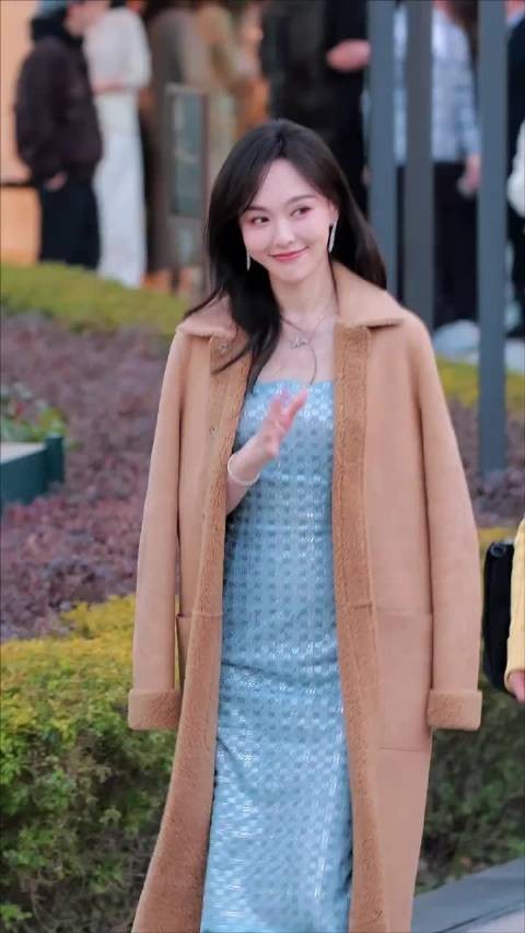 唐嫣42岁仍少女感十足，家庭宠爱成就纯真气质