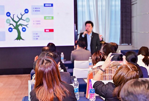 上图为怡和泰信外包装事业部总监王英先生分享主题《新政规定下企业用工风险防控》