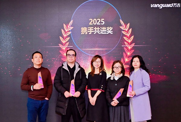 上图为万古科技副总裁洪文文女士为【2025携手共进奖】获奖企业代表颁奖后合影