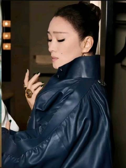 巩俐现身LV时装周状态惊艳，60岁自然紧致显年轻