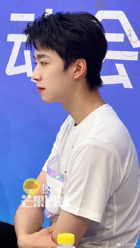 芒妈在张嘉元 萌死了，谁能拒绝一只睁着圆圆的眼睛盯着你的小狗呢颜值