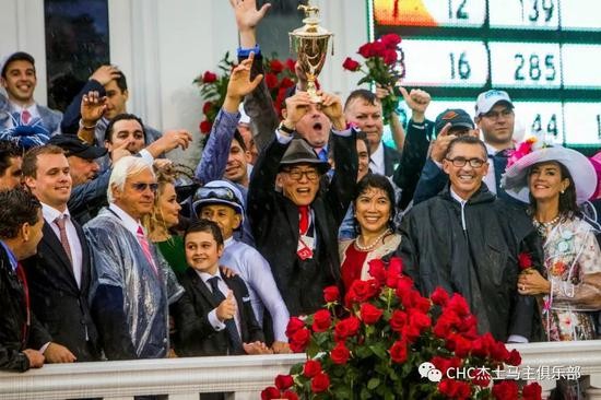 CHC主席张祖德先生高举肯塔基德比奖杯