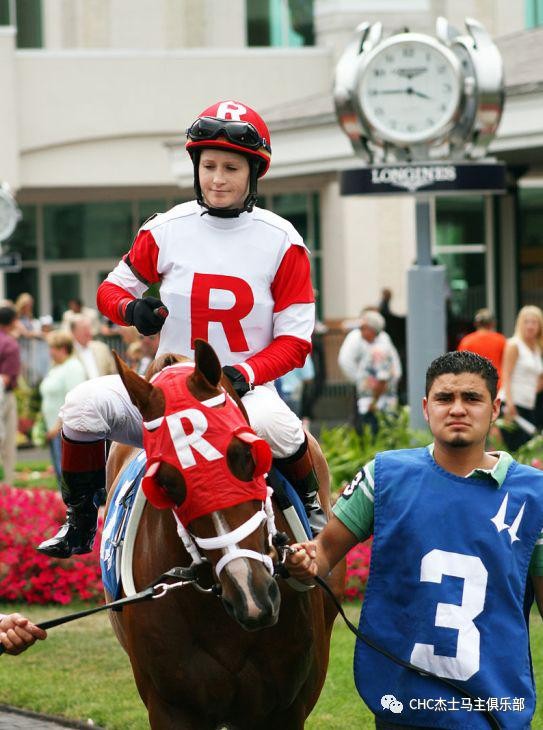 第一位参加所有三冠王赛事的女骑师罗茜·娜普妮可