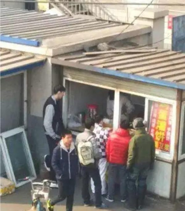 周琦曝CBA全明星趣事，鸡蛋灌饼成话题，被调侃“没拿第一”！