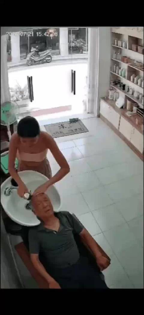 对于这种花心不死的老灯，最好的办法就是揪脖领子就揍