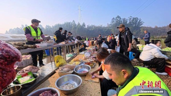 成都“众筹杀猪宴”：千人共赴年味之约