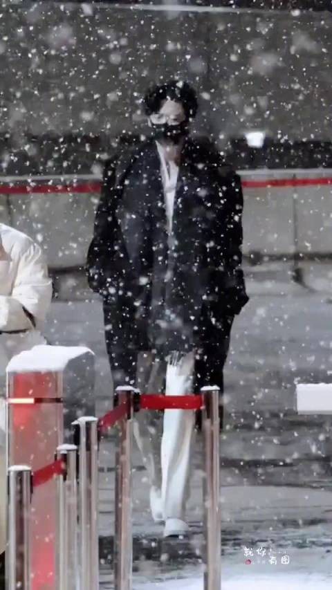 刘宇宁春晚联排路透全黑大衣造型引热议