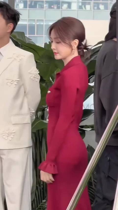 46岁秦岚阿那亚戏剧节亮相，灰色衬衫超短裙秀少女感