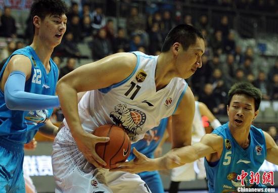 资料图：唐正东（白）在比赛中。刘新 摄