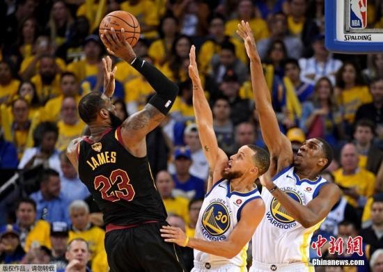 资料图：NBA总决赛，勇士和骑士对决。