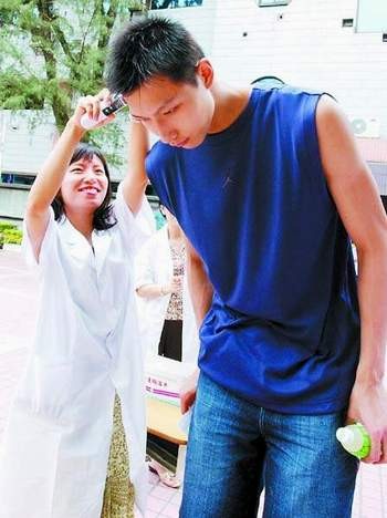 体育明星高考趣闻颇多 易建联入考场要鞠躬