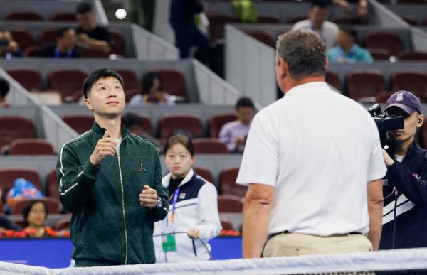 国乒马龙追星趣事：在健身房偶遇网球明星，他忍不住拍照留念