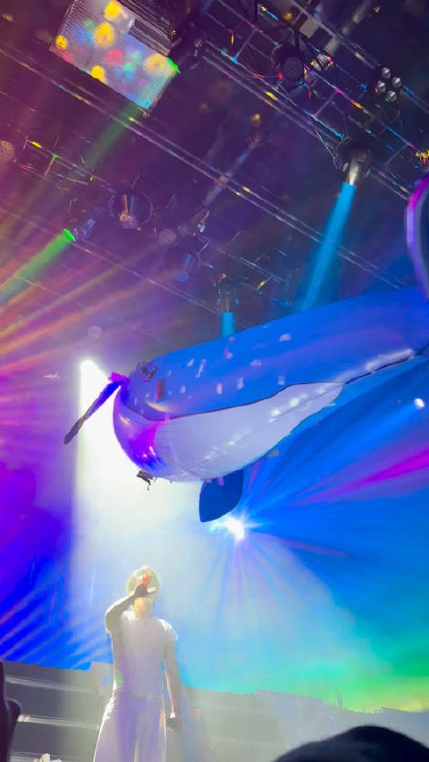 今天跟帅狗合照了 我很幸福