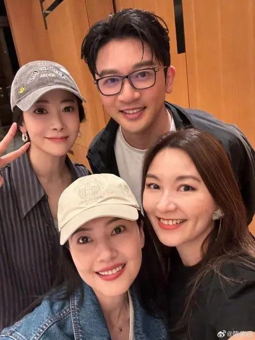 演唱会后台，苏有朋和“倚天三美”合照。图源陈紫函微博