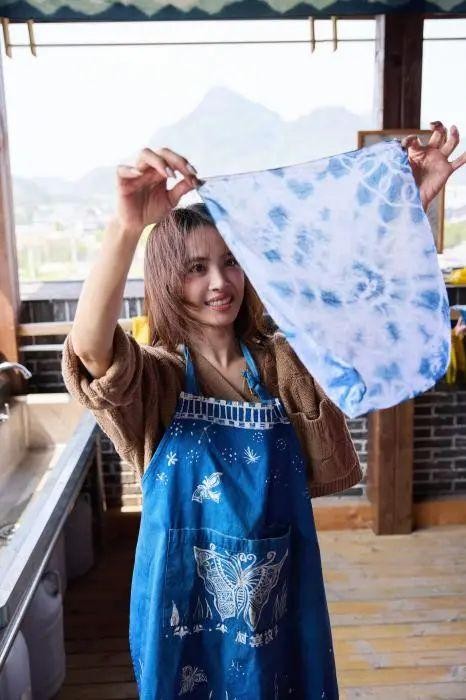 蔡依林体验贵州非遗扎染。图源蔡依林工作室微博