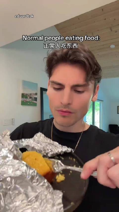 美食博主这样吃东西真的很有看头呀！