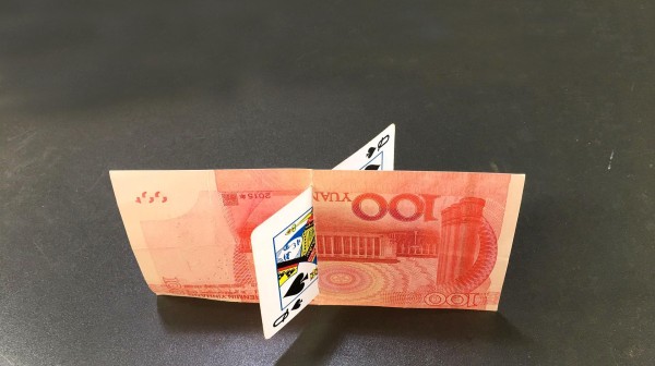 为什么扑克牌从钞票中间穿透，钞票完好无损？其实方法特简单