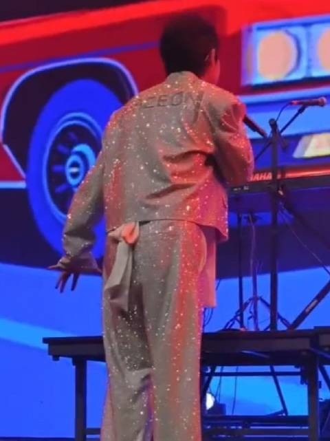 小兔尾巴晃啊晃 小兔爪爪开花花