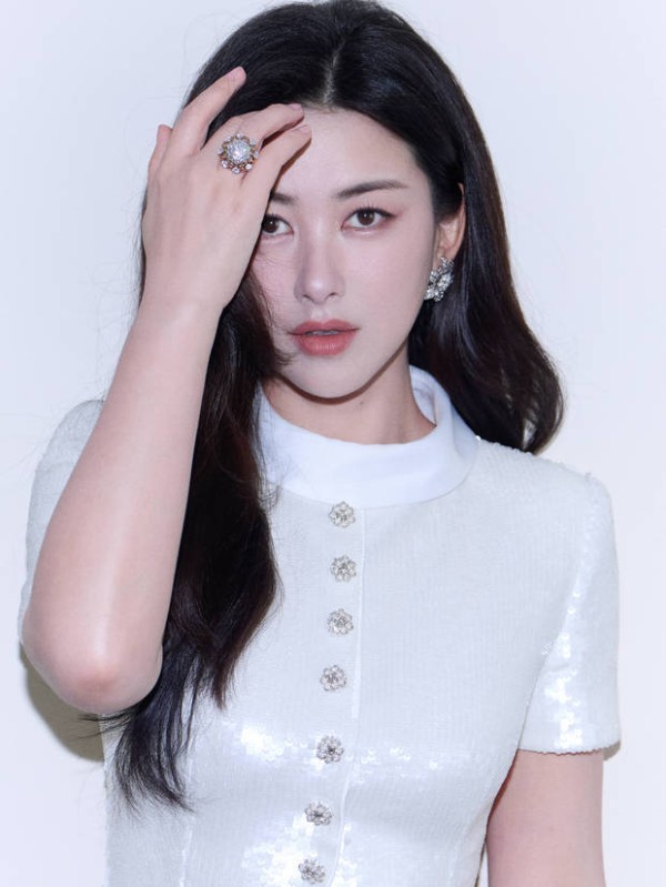 朱珠红唇冷眸尽显精致贵气 发丝飘扬造型明艳灵动