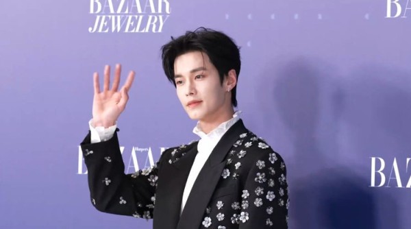 何与亮相时尚之夜红毯，黑色印花西装尽显贵公子气质