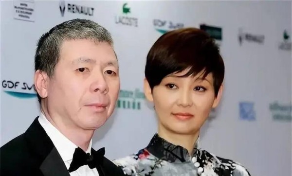 徐帆辟谣离婚五个月后，冯小刚再度惹轩然大波，养女徐朵竟成了导火索