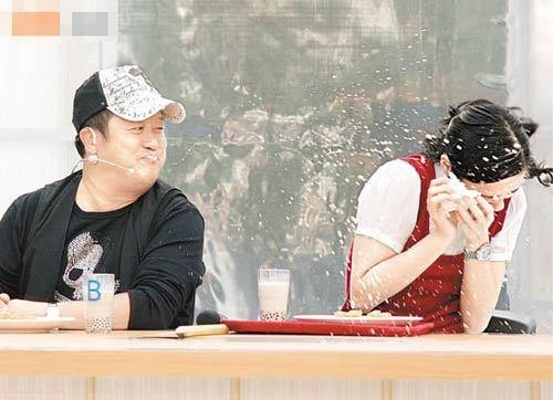 他是娱乐圈重量级人物，行为不检点喷女星一脸奶茶，遭人唾弃