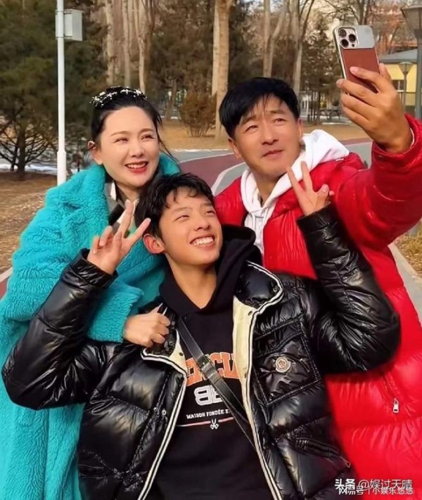 程莉莎晒一家三口的合影，16岁的儿子郭子诚，被网友吐槽长得太丑