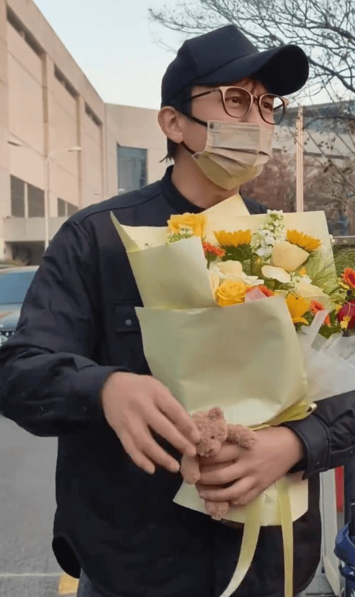 邓超与粉丝们互动。