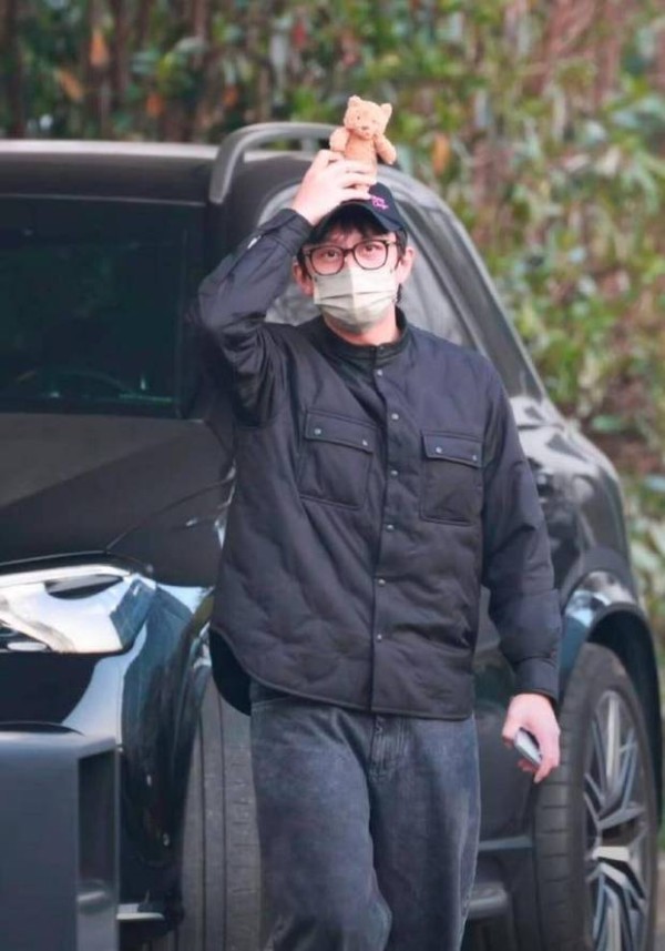 邓超对粉丝打招呼。